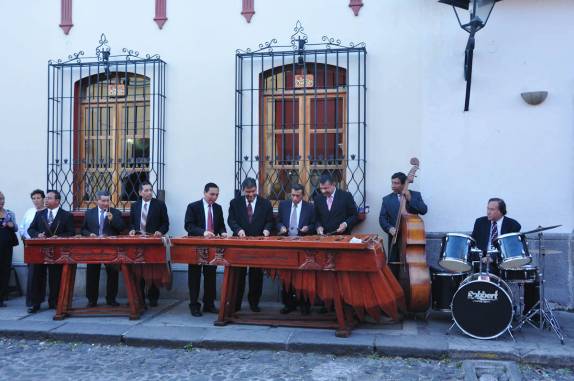Banda de Marimba, no centro de Antigua, na Guatemala